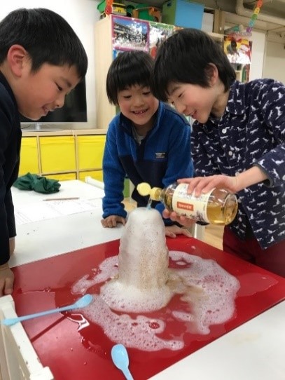 KIS Gaku-Do!(学童)scienceすごい！泡の火山だ！