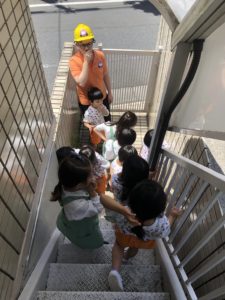 園児が英語で避難訓練するキティインターナショナルスクール二子玉川キンダー
