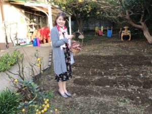 インターナショナル幼稚園では英語で芋掘り体験